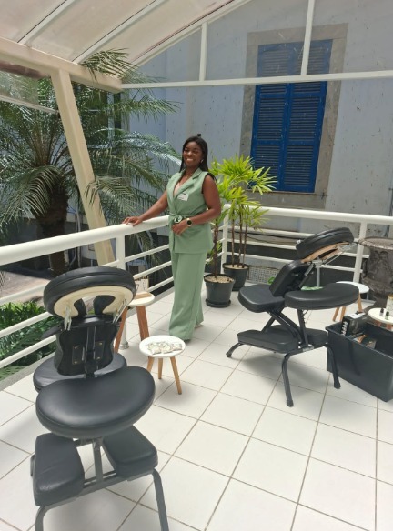 Massoterapeuta Alice Camilo em espaço corporativo preparado para atendimento de Quick Massage no Rio de Janeiro