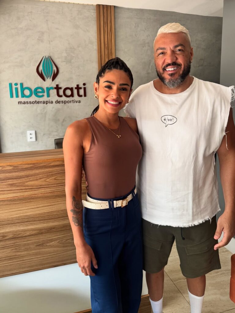 Cantor Belo no espaço Libertati para sessão de massagem desportiva no Rio de Janeiro